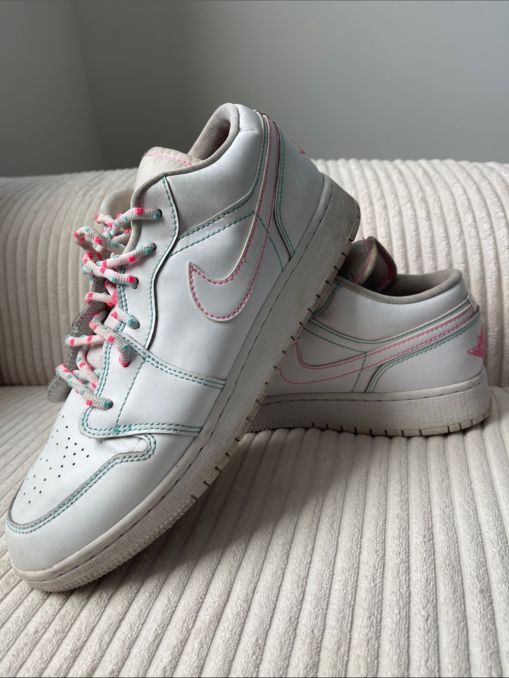 Nike Air Jordan 1 Girls 7Y Low-Top Aurora White Pink & Teal Accents